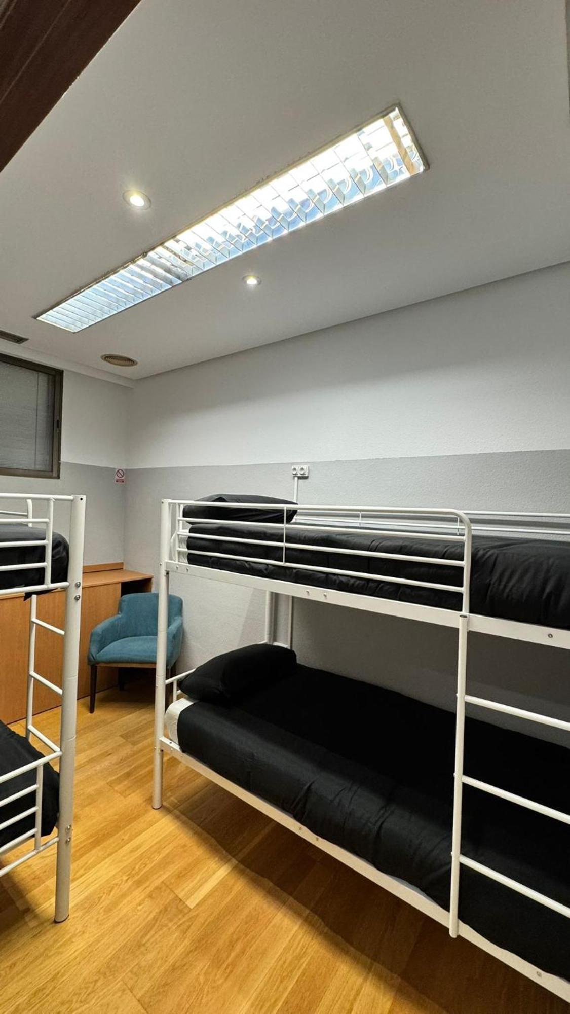 Hostel Puerta Del Angel Madrid Buitenkant foto