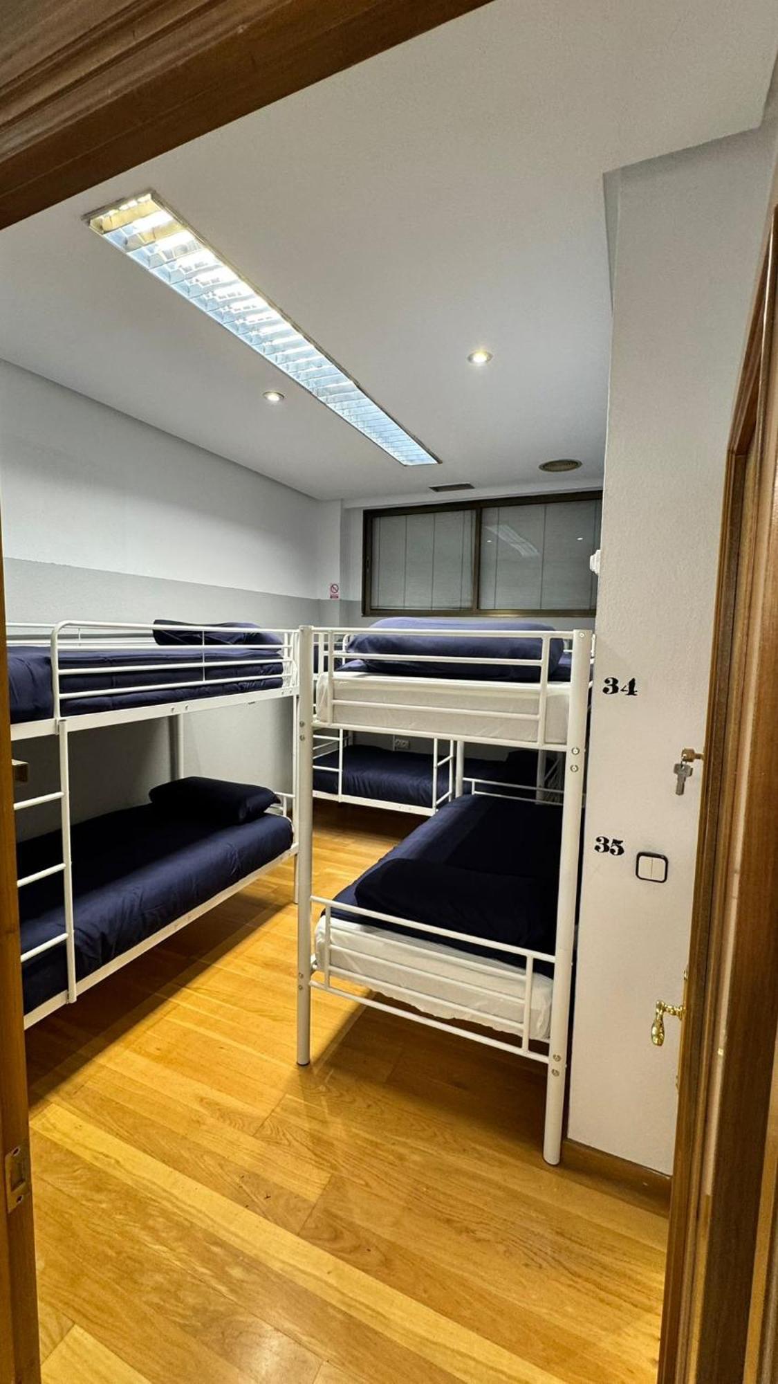 Hostel Puerta Del Angel Madrid Buitenkant foto