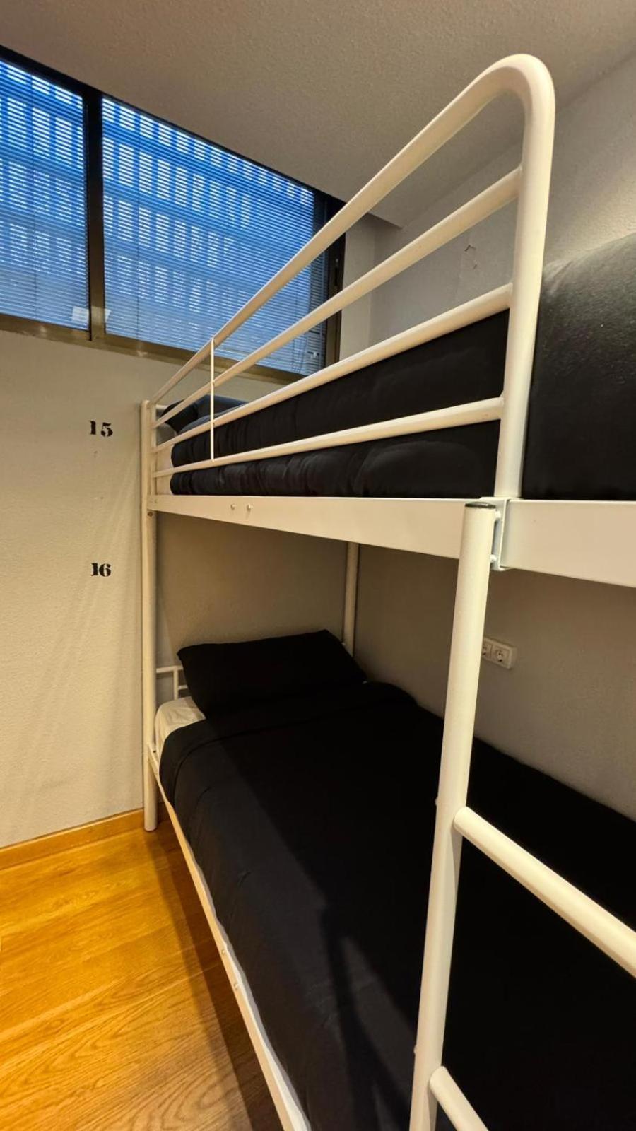 Hostel Puerta Del Angel Madrid Buitenkant foto
