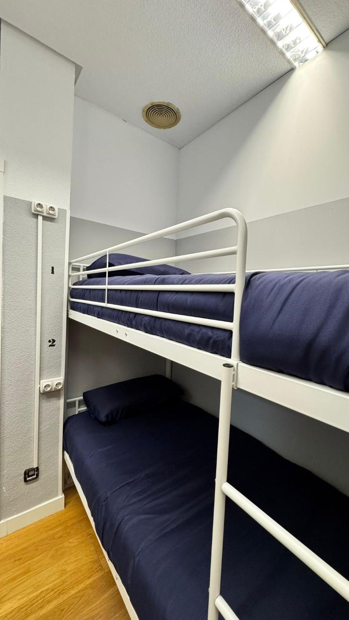 Hostel Puerta Del Angel Madrid Buitenkant foto